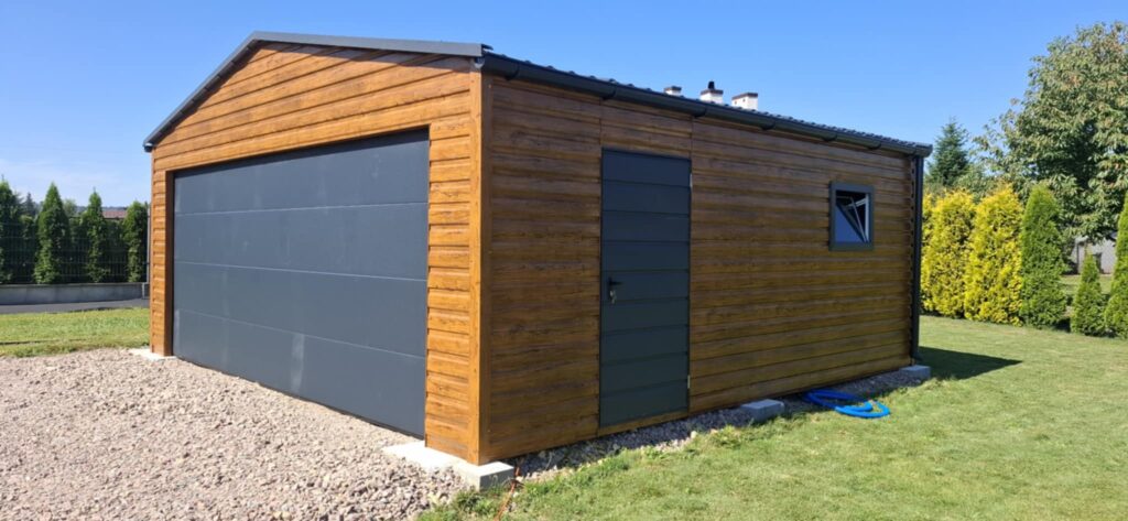 garaz drewnopodobny z brama segmentowa